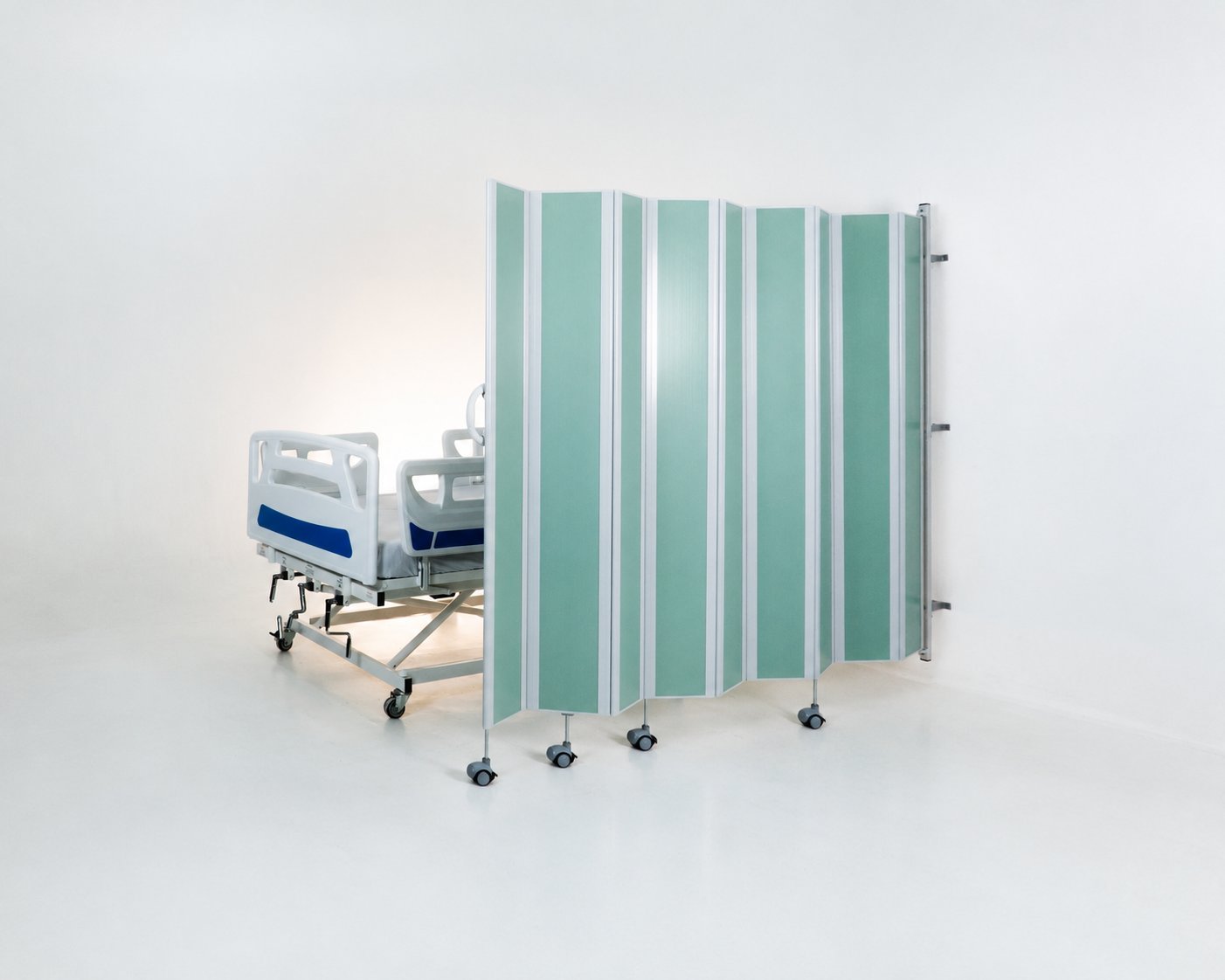 Biombo hospitalar TWB personalizado ao lado de cama hospitalar, ilustrando divisoria retratil para clinicas e hospitais