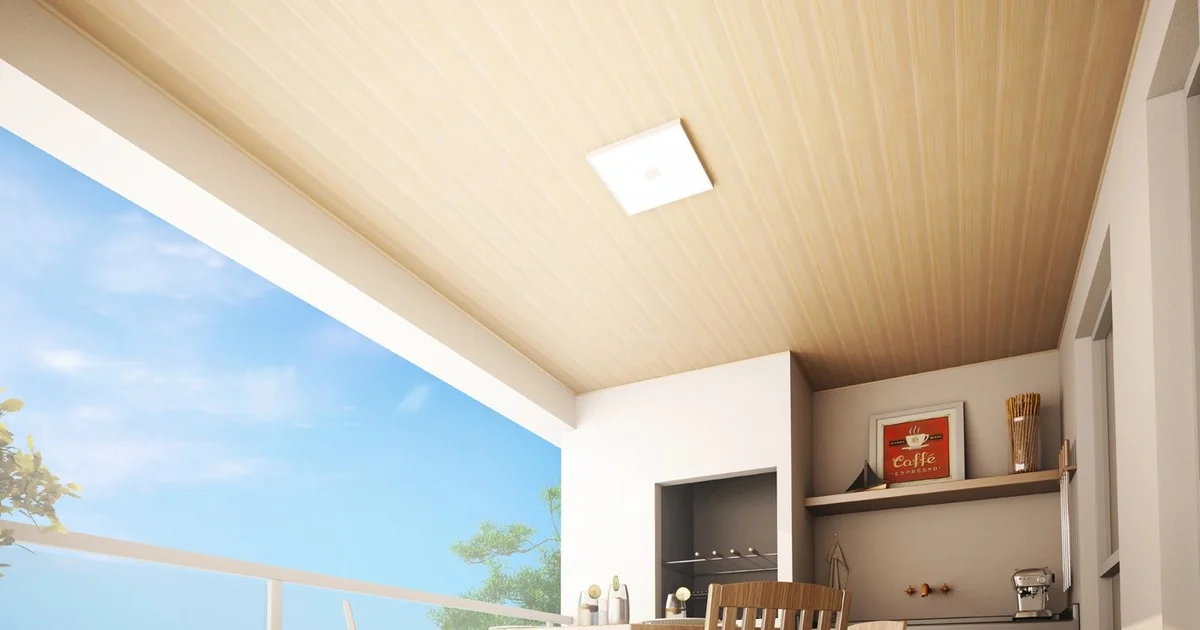 Varanda gourmet com forro de PVC Revitex efeito madeira pátina